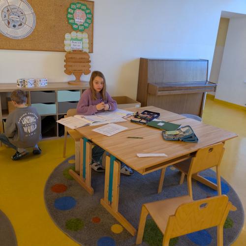 Kinder beim klassenübergreifenden Lernen 