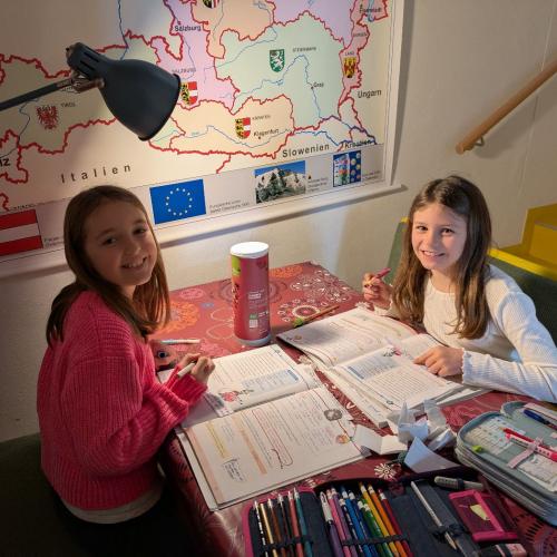 Kinder beim klassenübergreifenden Lernen 