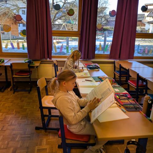 Kinder beim klassenübergreifenden Lernen 