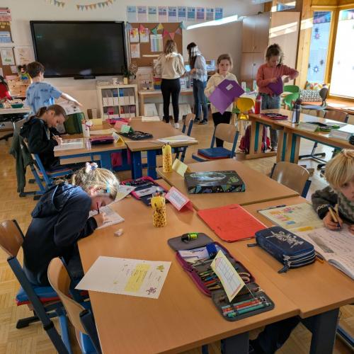 Kinder beim klassenübergreifenden Lernen 