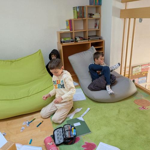 Kinder beim klassenübergreifenden Lernen 