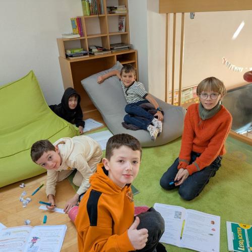 Kinder beim klassenübergreifenden Lernen 