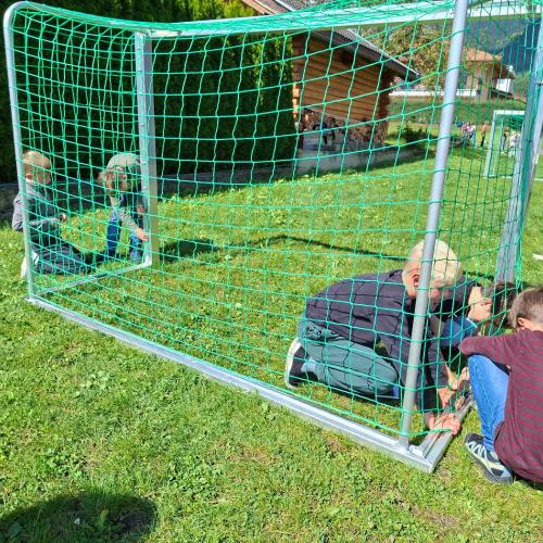 fleißig beim Aufbauen 