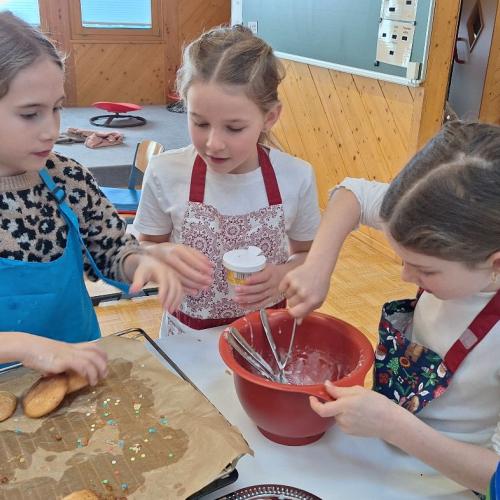 Die 2. Stufe bereitet die gesunde Jause für alle vor