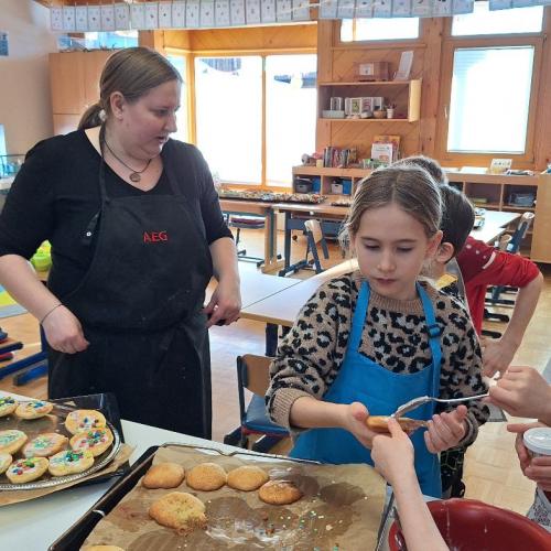 Die 2. Stufe bereitet die gesunde Jause für alle vor