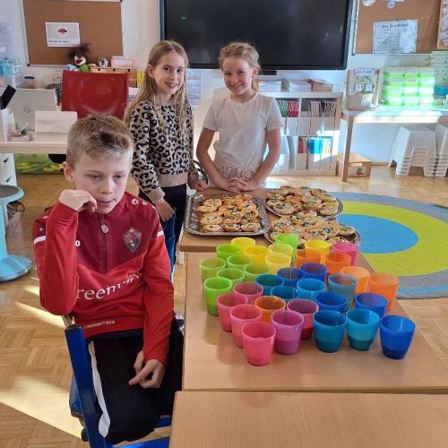 Die 2. Stufe bereitet die gesunde Jause für alle vor