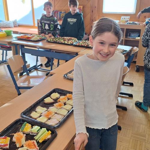 Die 2. Stufe bereitet die gesunde Jause für alle vor