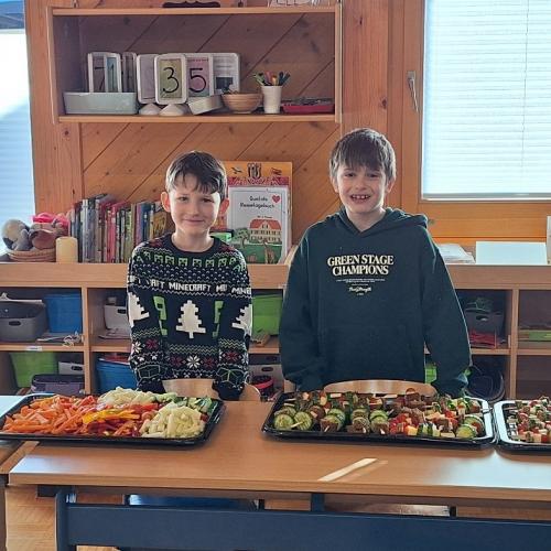 Die 2. Stufe bereitet die gesunde Jause für alle vor