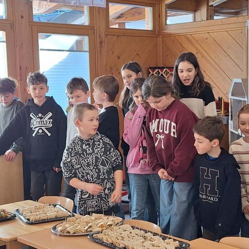 Die 2. Stufe bereitet die gesunde Jause für alle vor