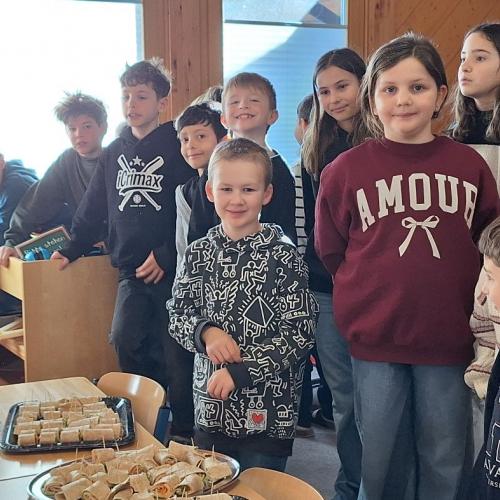 Die 2. Stufe bereitet die gesunde Jause für alle vor