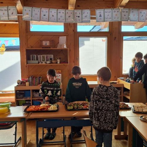 Die 2. Stufe bereitet die gesunde Jause für alle vor