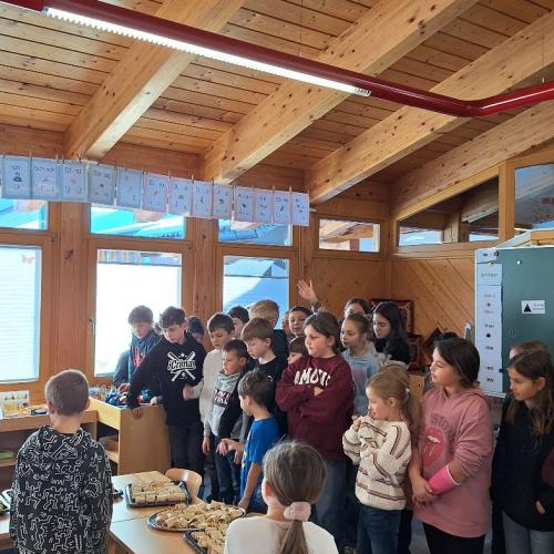 Die 2. Stufe bereitet die gesunde Jause für alle vor