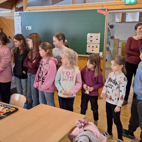 Die 2. Stufe bereitet die gesunde Jause für alle vor