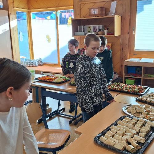 Die 2. Stufe bereitet die gesunde Jause für alle vor