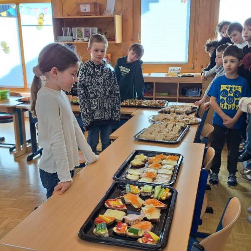Die 2. Stufe bereitet die gesunde Jause für alle vor