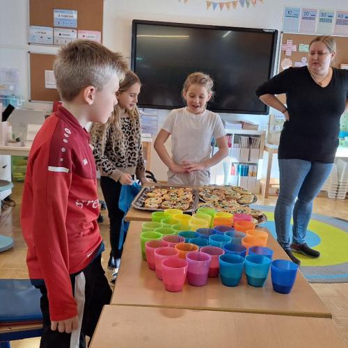 Die 2. Stufe bereitet die gesunde Jause für alle vor