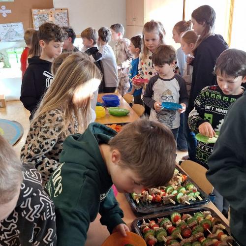 Die 2. Stufe bereitet die gesunde Jause für alle vor