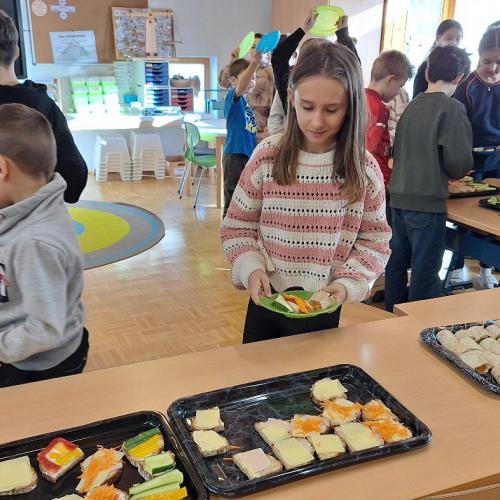 Die 2. Stufe bereitet die gesunde Jause für alle vor