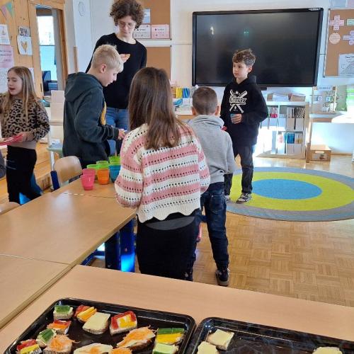 Die 2. Stufe bereitet die gesunde Jause für alle vor