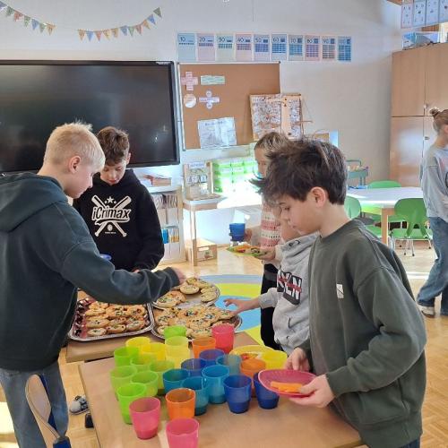 Die 2. Stufe bereitet die gesunde Jause für alle vor