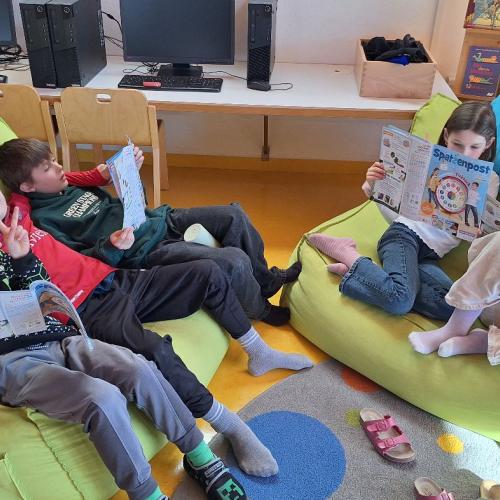 Nach getaner Arbeit: Lesen in der Leseecke