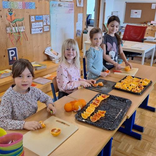 Die 1. Stufe bereitet die gesunde Jause zu