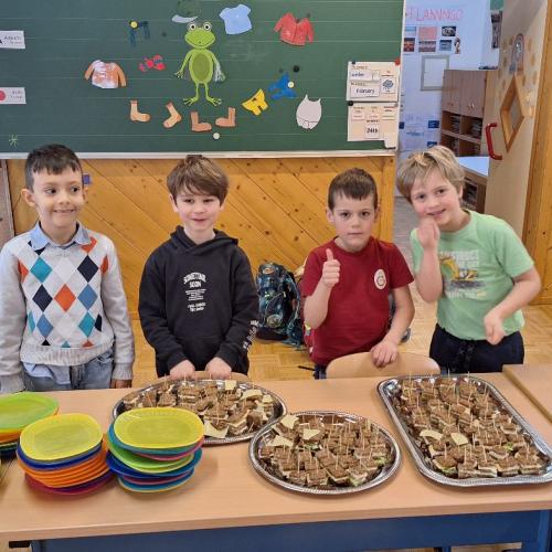 Die 1. Stufe bereitet die gesunde Jause zu