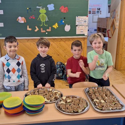 Die 1. Stufe bereitet die gesunde Jause zu