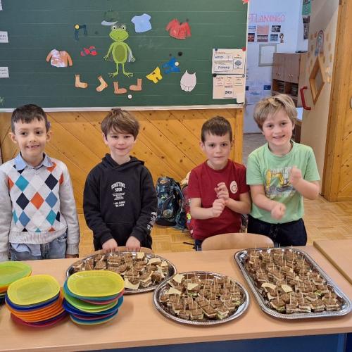 Die 1. Stufe bereitet die gesunde Jause zu