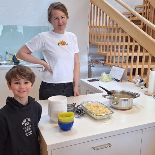 Die 1. Stufe bereitet die gesunde Jause zu