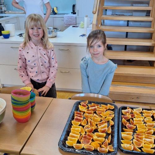 Die 1. Stufe bereitet die gesunde Jause zu