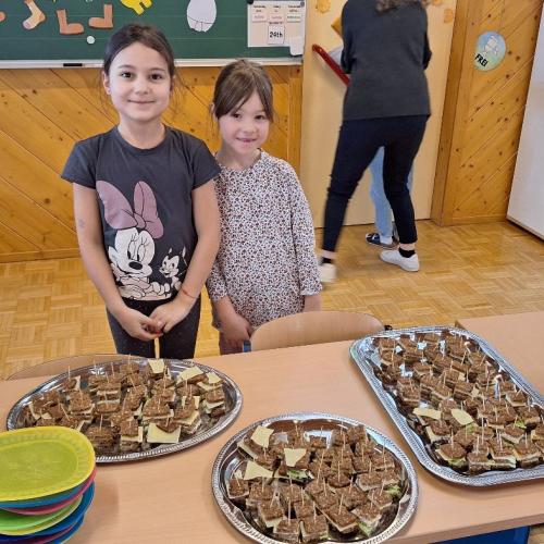 Die 1. Stufe bereitet die gesunde Jause zu