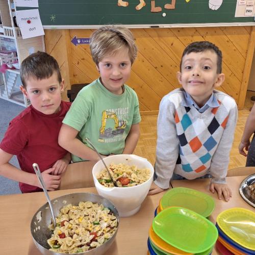 Die 1. Stufe bereitet die gesunde Jause zu