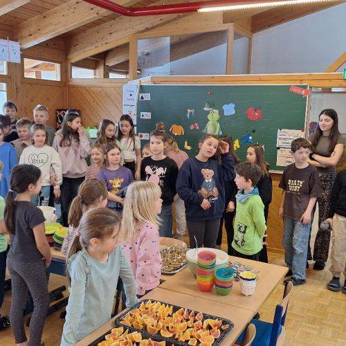 Die 1. Stufe bereitet die gesunde Jause zu