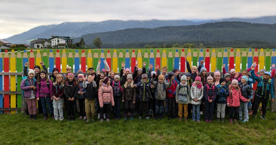Alle Kinder der VS-Wildermieming gehen gemeinsam wandern. 