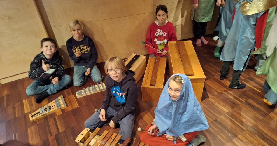 Probe für die Weihnachtsaufführung - Instrumentalisten an den Orff Instrumenten