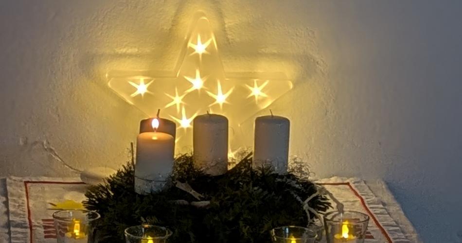 Das erste Licht brennt 