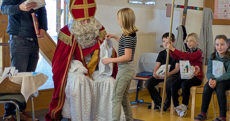 Nikolaus beim Geschenke austeilen 