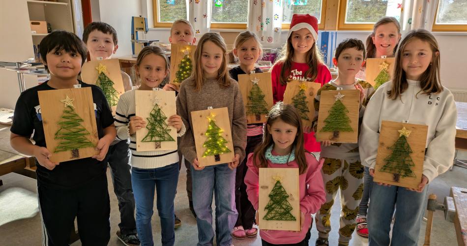 leuchtende Weihnachtsbäume auf Holz 
