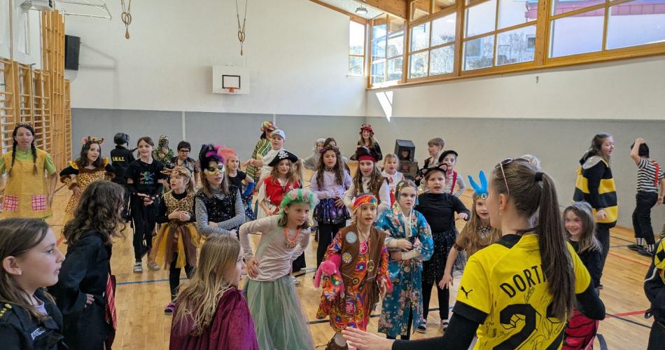 Tanzen im Turnsaal 