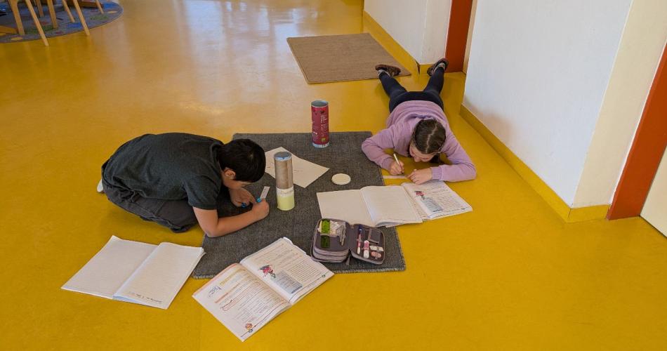 Kinder beim klassenübergreifenden Lernen 