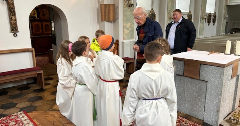 Dienst von Ministrantinnen und Ministranten 