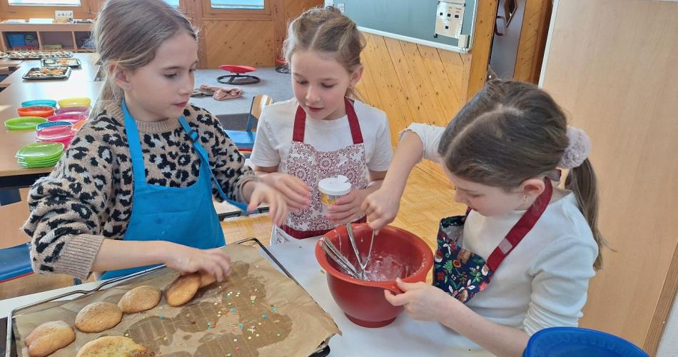 Die 2. Stufe bereitet die gesunde Jause für alle vor