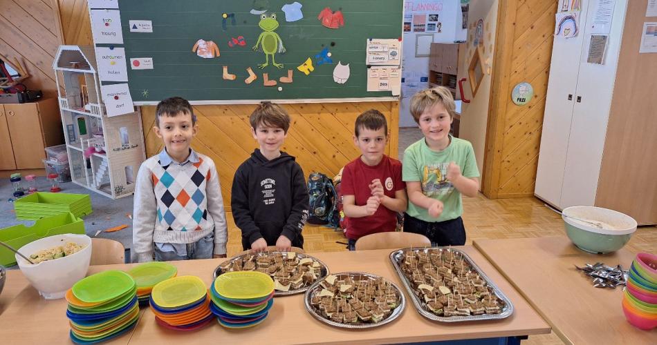 Die 1. Stufe bereitet die gesunde Jause zu